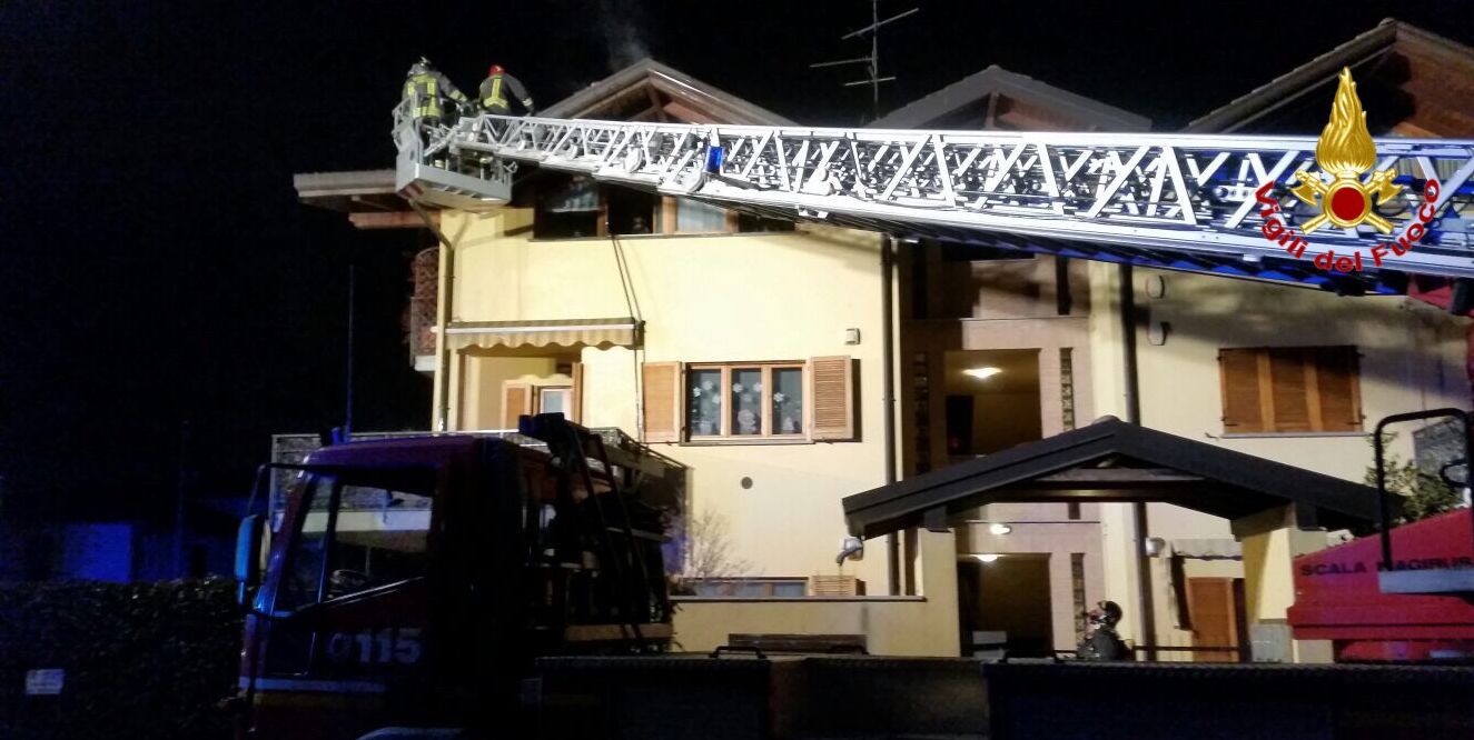 Varese, incendio tetto di un edificio nel comune di Lonate Ceppino