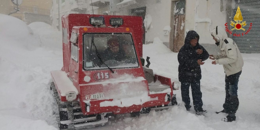 Isernia, un gatto delle nevi sta operando per rifornire frazioni isolate dalla neve