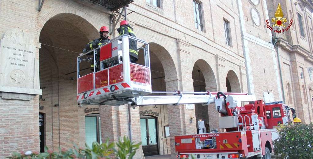 Macerata, copertura del tetto al palazzo municipale di Caldarola