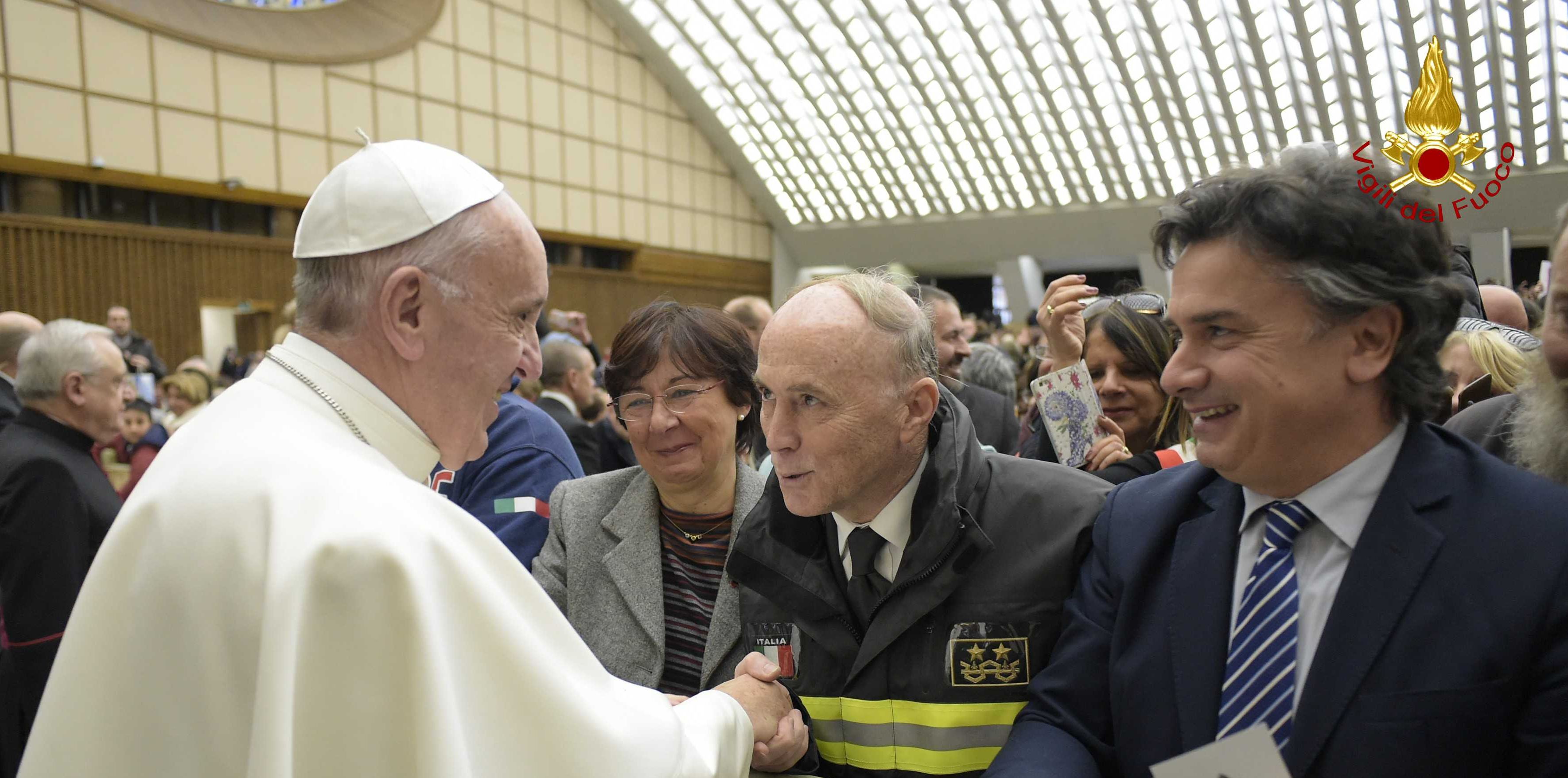 Perugia, delegazione dei Vigili del fuoco dell'Umbria presente all'udienza Papale con i terremotati dell'Italia centrale