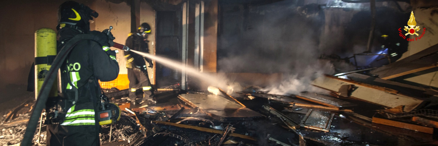 Firenze, vasto incendio a Sesto Fiorentino