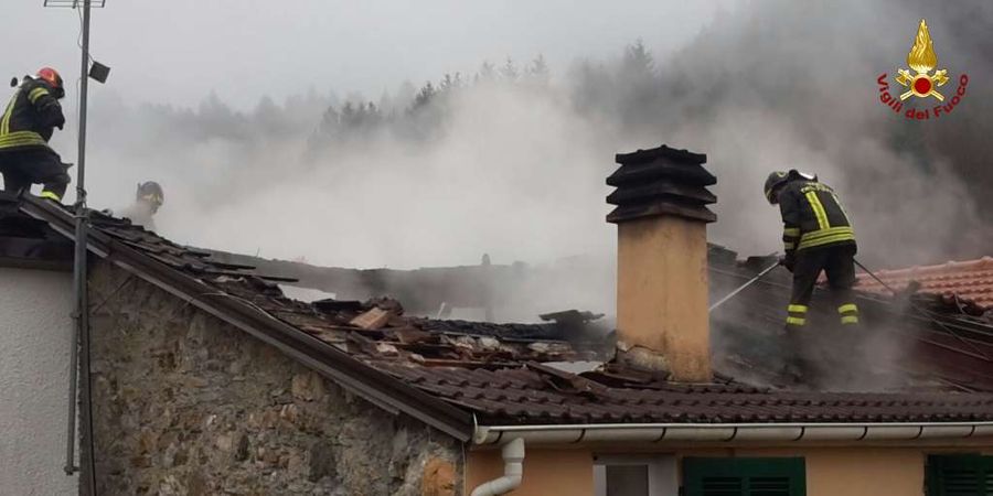 Genova, incendio tetto a Borzonasca