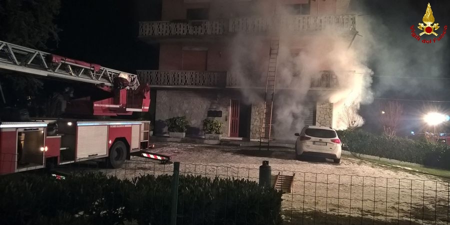 Modena, incendio in uno scantinato: tre persone tratte in salvo dai Vigili del Fuoco