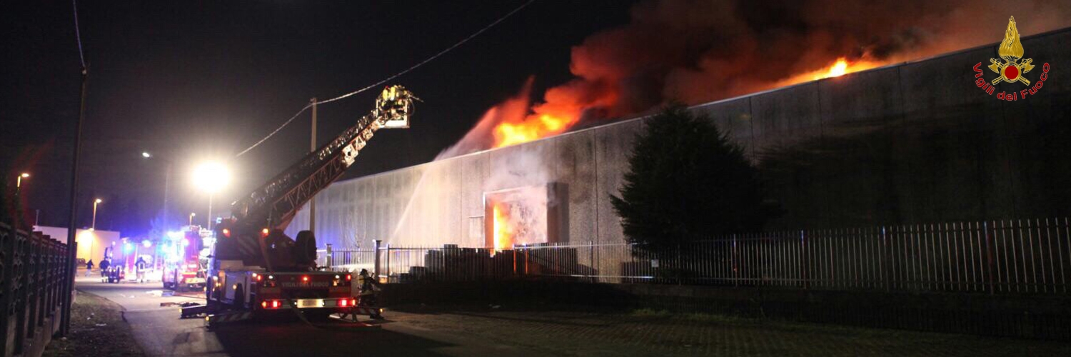 Varese, vasto incendio in un capannone industriale nel comune di Caronno Pertusella