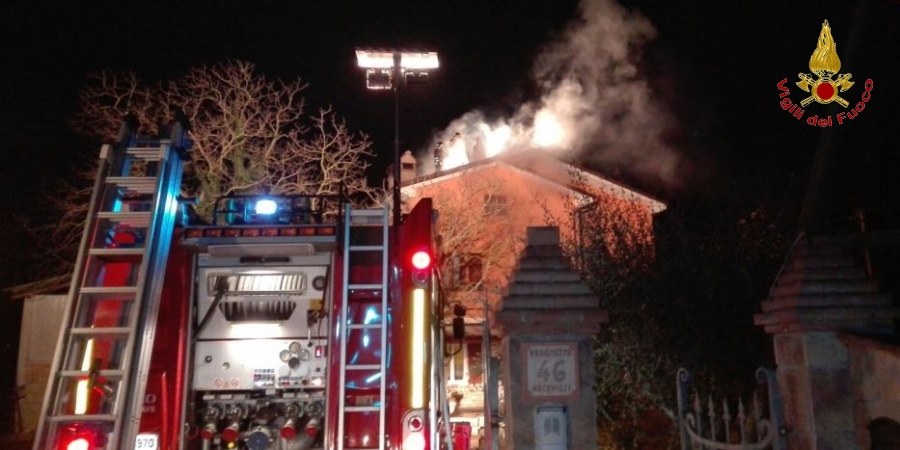 Ancona, incendio del tetto in una villetta nel comune di Senigallia