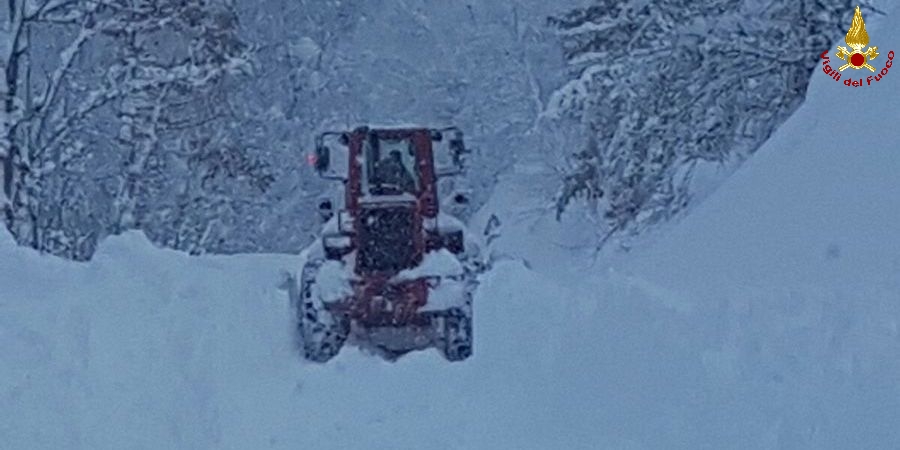 Rieti, i Vigili del fuoco portano assistenza ad una famiglia isolata per la neve