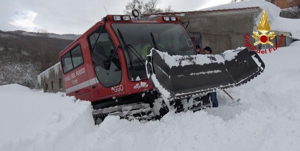 Ascoli Piceno, assistenza agli allevatori che non riuscivano a raggiungere le stalle isolate dalla neve