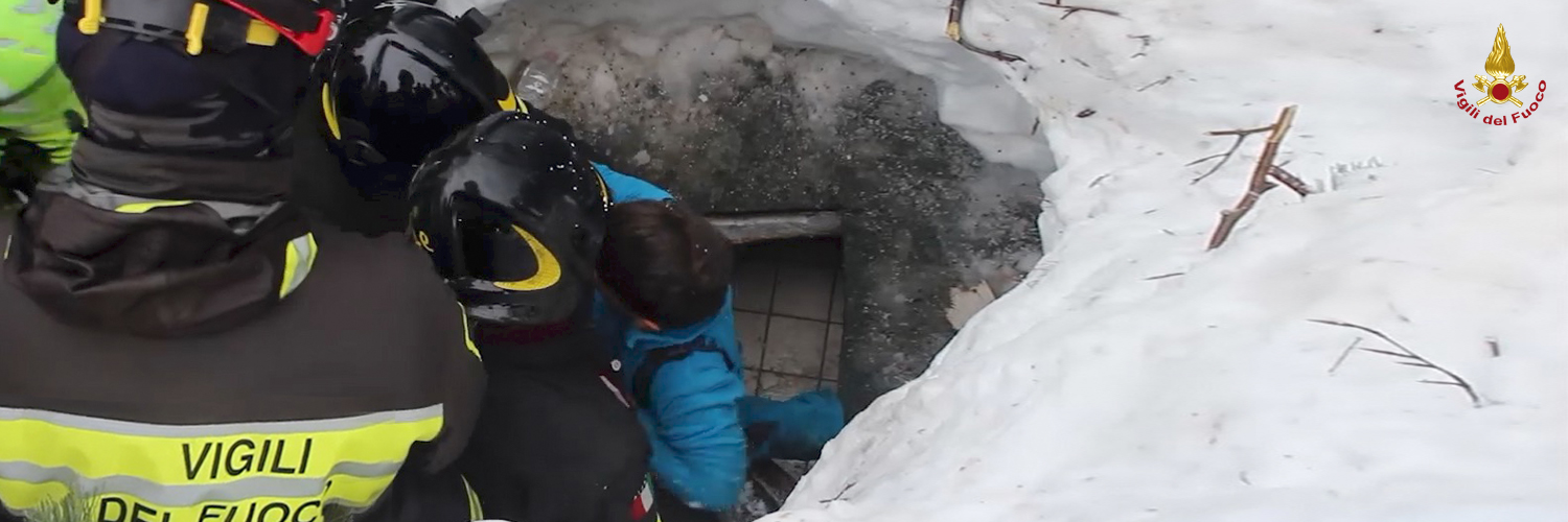 Pescara, sei superstiti individuati all'hotel di Rigopiano: i Vigili del Fuoco estraggono una donna e un bambino