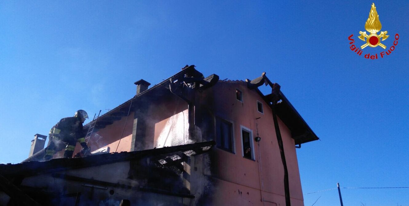 Varese, incendio tetto in un'abitazione nel comune di Castelveccana
