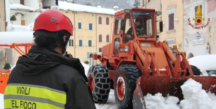 Macerata, rimozione neve dalle strade di Camerino e Visso