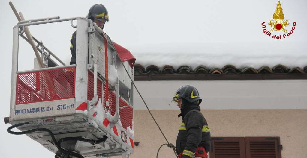 Macerata, rimossa la neve dai tetti e ripristinata la tettoia dei bagni a Pieve Torina