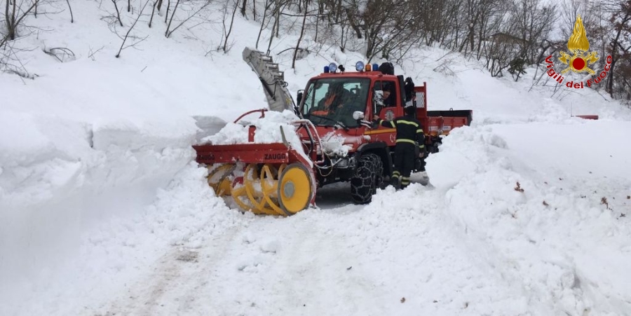 Ascoli Piceno, i Vigili del fuoco liberano la strada dalla neve in località Pozza di Acquasanta Terme