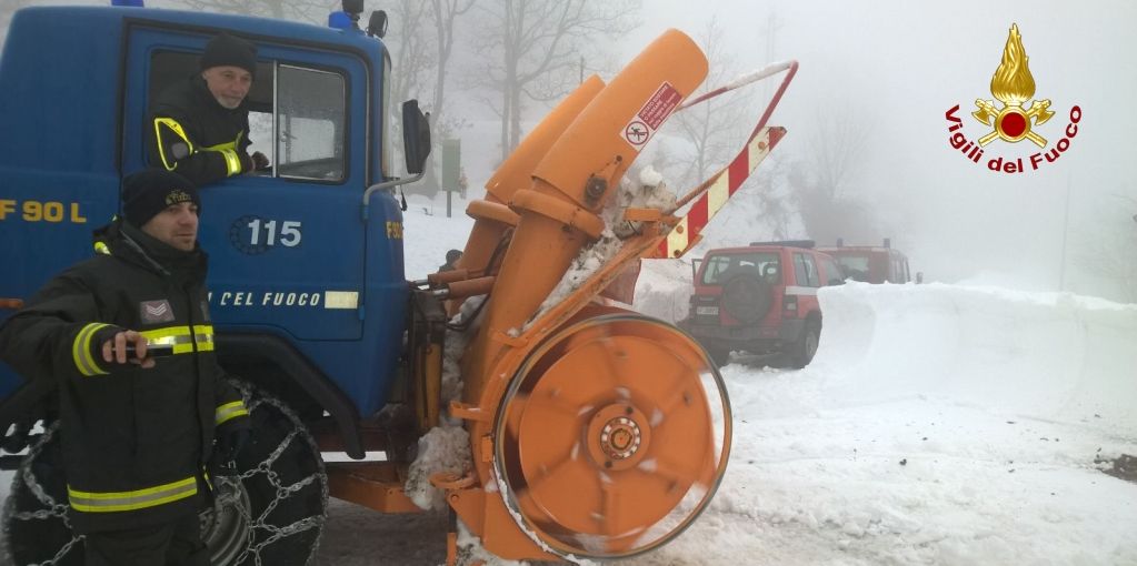 Ascoli Piceno, i Vigili del fuoco hanno riaperto la strada di Capodirigo, frazione di Acquasanta