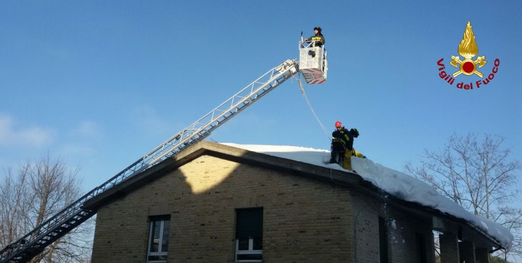 Ascoli Piceno, rimozione neve dai tetti nel comune di Montemonaco