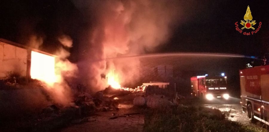 Roma, incendio deposito di indumenti usati