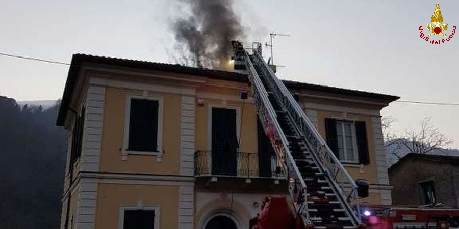 Genova, incendio tetto