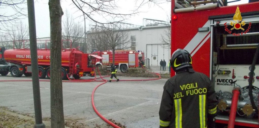 Forlì-Cesena, incendio di un capannone adibito alla produzione di poltrone