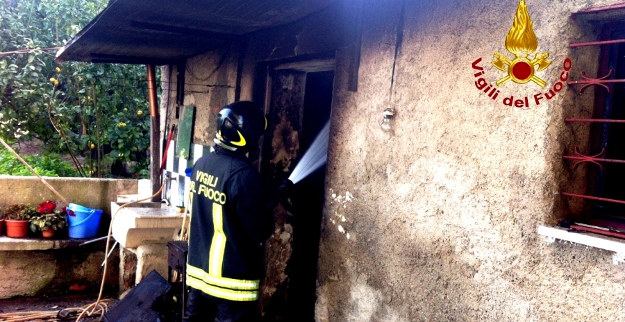 Messina, incendio abitazione a Barcellona Pozzo di Gotto, in salvo i proprietari