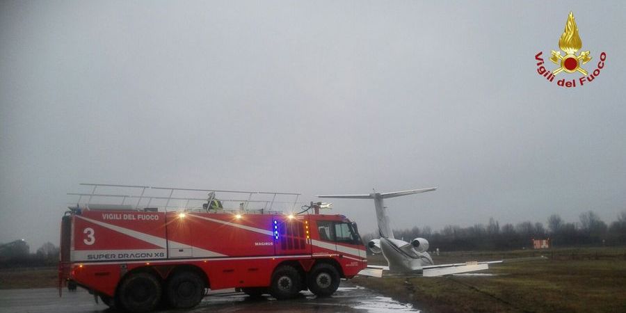 Bologna, aereo privato finisce fuori pista