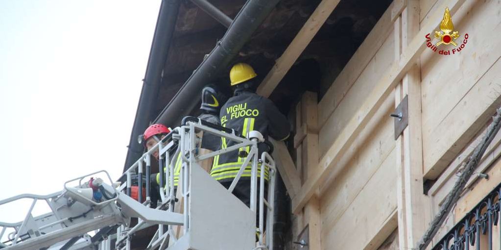 Macerata, realizzata paratia in legno in piazza Cavour a Camerino