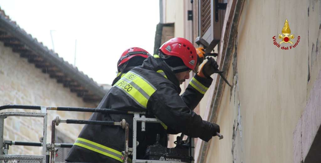 Macerata, rimozione di parti pericolanti dal centro di Camerino