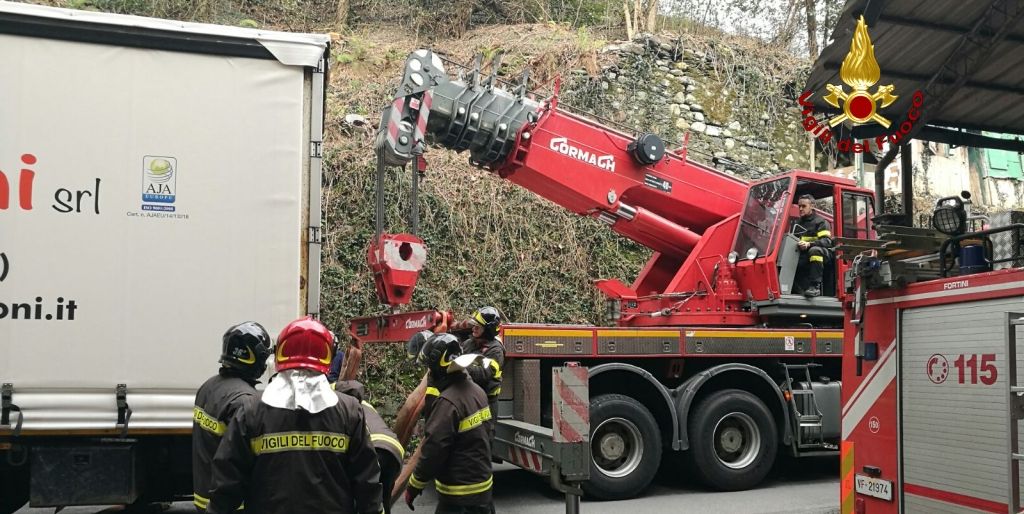 Genova, sgombrata una strada ostruita da un autoarticolato incastrato tra due pareti