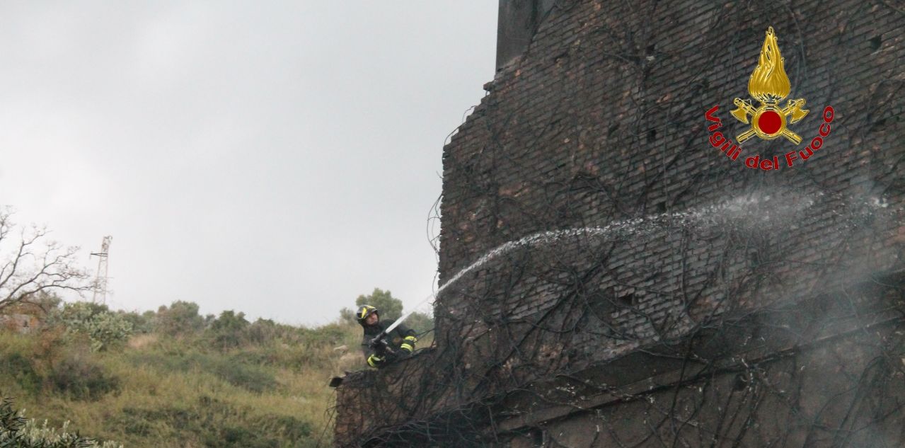 Messina, incendio di un edificio adibito a sala ricevimenti nel comune di S. Alessio