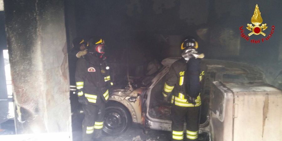 Varese, incendio magazzino