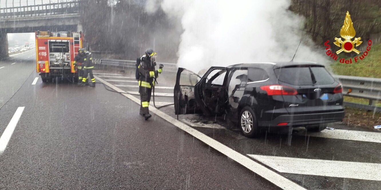 Varese, incendio autovettura in autostrada nei pressi di Castellanza