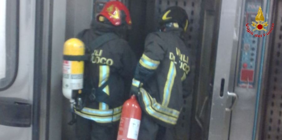 Sassari, incendio in un centro commerciale