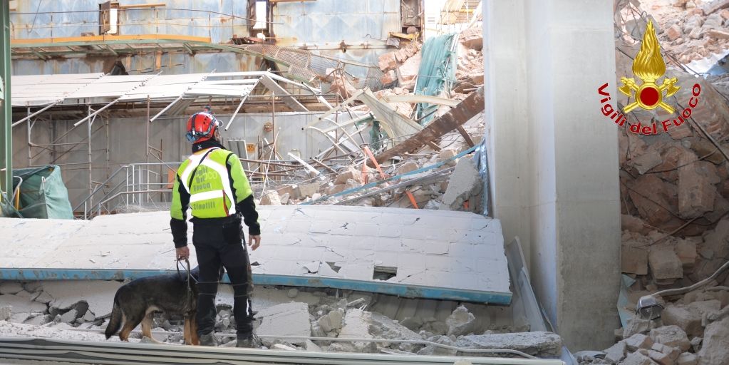 Palermo, crollo di una ciminiera nella cementeria di Isola delle Femmine