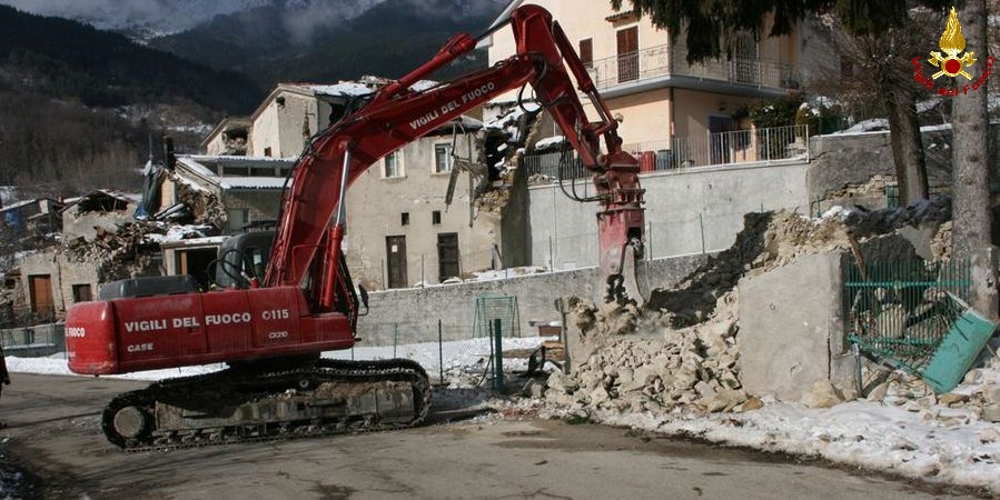 Ascoli Piceno, smontaggio controllato di un immobile a Pretare