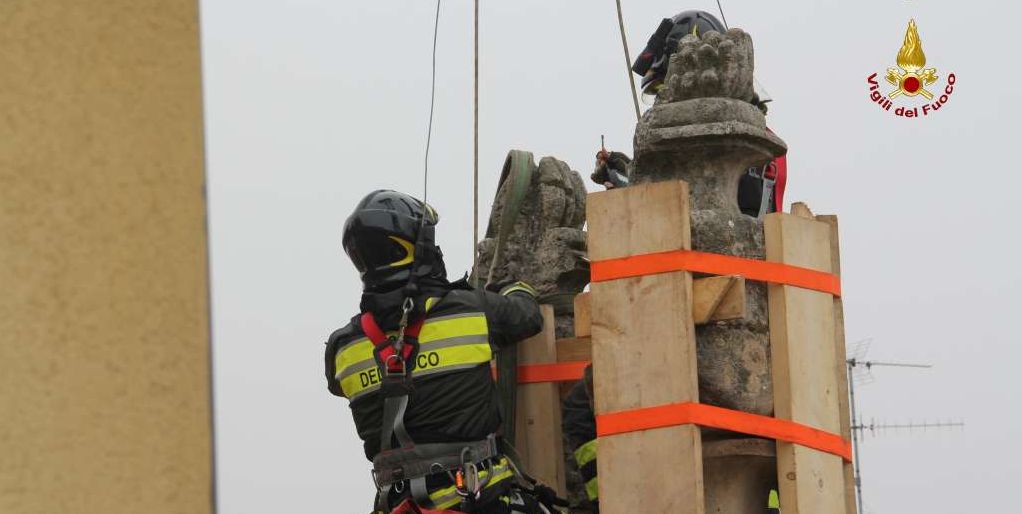 Macerata, rimossi i blocchi ornamentali dalla chiesa di San Filippo Neri a Camerino