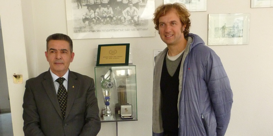 Gianfelice Facchetti e il Trofeo vinto dai VVF Campionato Alta Italia 1944