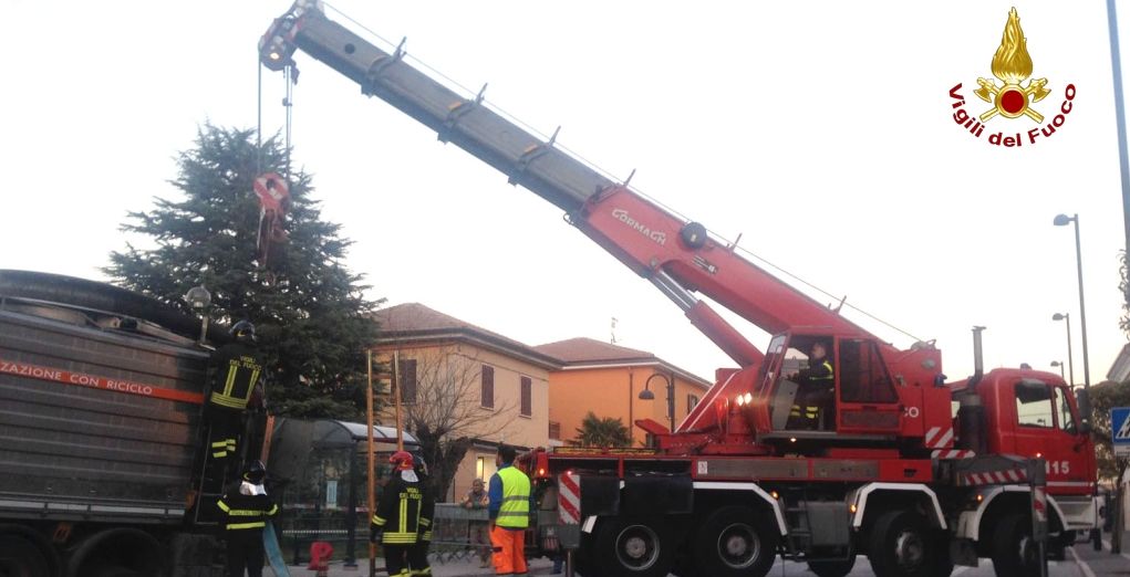 Ancona, sollevato con l'autogru un automezzo finito infossato per il cedimento del manto stradale