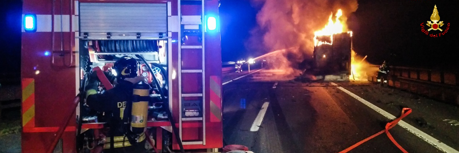 Verona, in fiamme un autoarticolato sulla A22