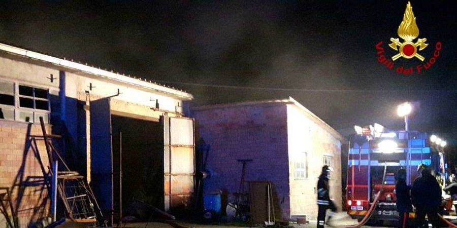 Reggio Emilia,vasto incendio in un capannone agricolo