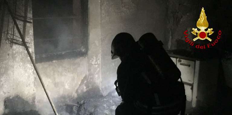 Genova, incendio di un'abitazione abbandonata, i Vigili del fuoco salvano un senzatetto