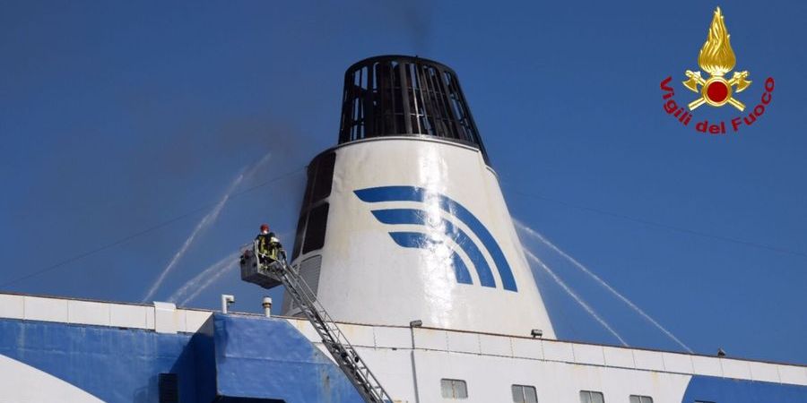 Palermo, incendio a bordo di una nave traghetto