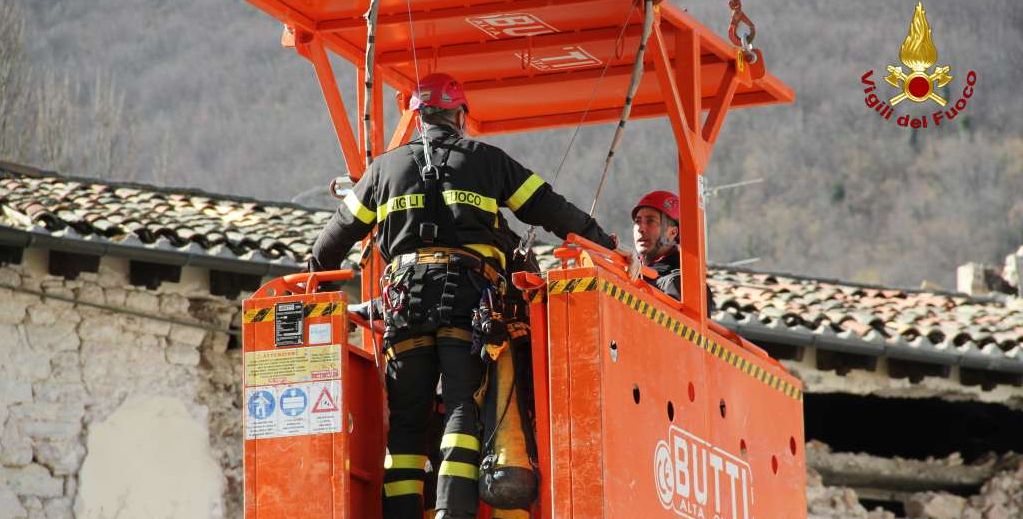 Macerata, rimozione coppi dal teatro comunale di Visso