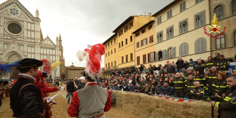 Firenze, i Vigili del Fuoco "Magnifici Messeri" alla partita dell'Assedio