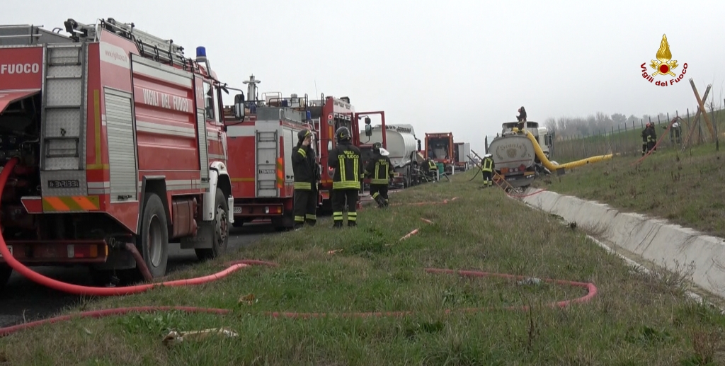 Ancona, effettuato travaso di benzina da un autoarticolato incidentato sulla "A14"
