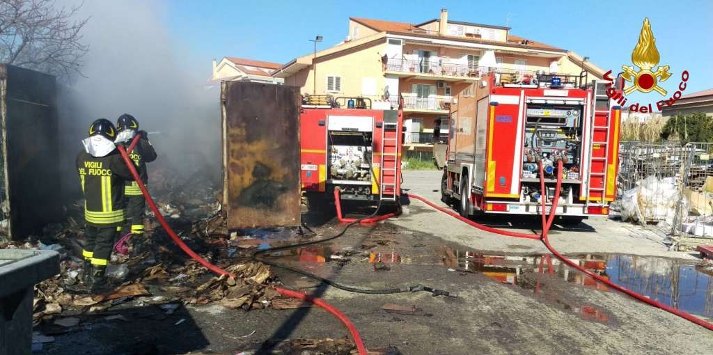 Catanzaro, incendio di un container nel comune di Davoli Marina