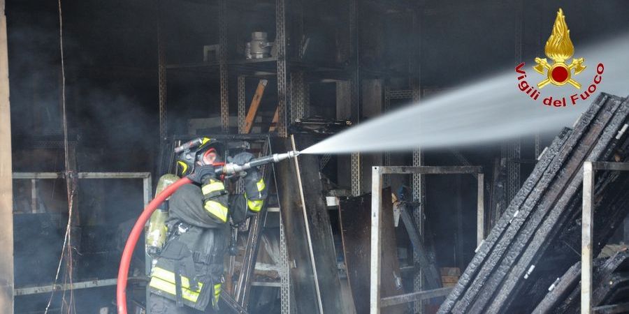 Palermo, incendio magazzino