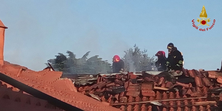 Varese, incendio tetto edificio nel comune di Saronno