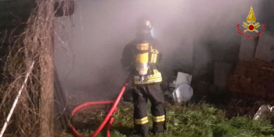 La Spezia, incendio all'interno di un deposito di attrezzi