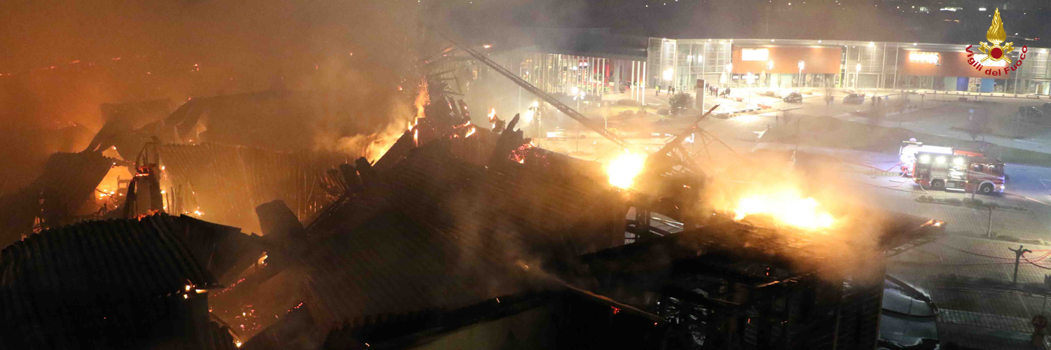 Treviso, vasto incendio all'interno del parco Commerciale Stella di Oderzo