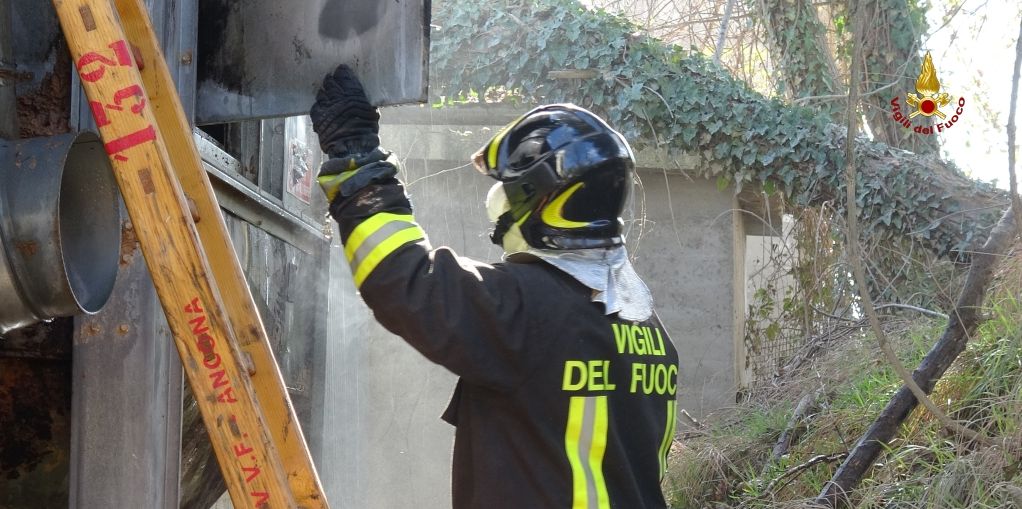 Ancona, incendio in  un'azienda per la lavorazione del legno