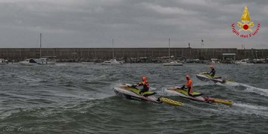 Massa Carrara, presentazione e consegna delle nuove moto d'acqua destinate ai presidi acquatici della Toscana