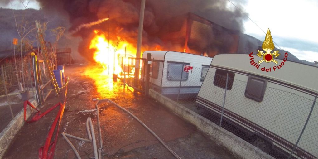 Savona, incendio in un rimessaggio a Ortovero nel comune di Albenga